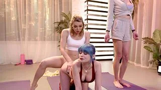 Sex-crazed babe Jewelz Blu bends over to be fucked at the end of one's tether shemale Emma Rose